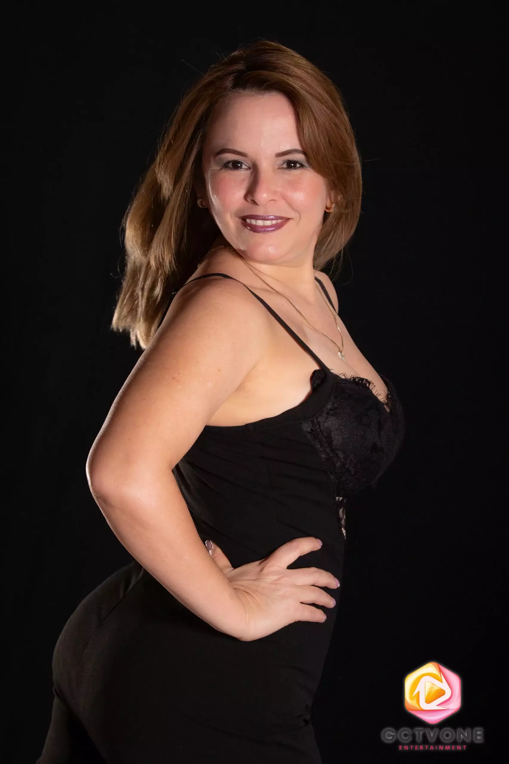 Marelis en fondo negro – Impacto visual y fuerza escénica Imagen de Marelis con vestido negro sobre fondo oscuro, resaltando elegancia y energía